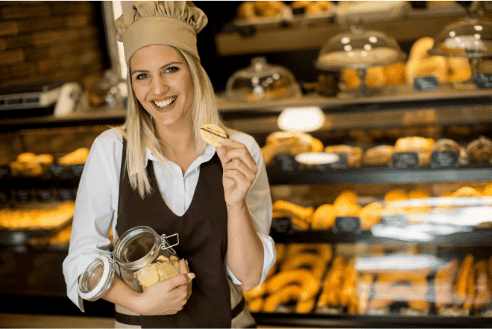 Mulher fazendo Bolo de Pote