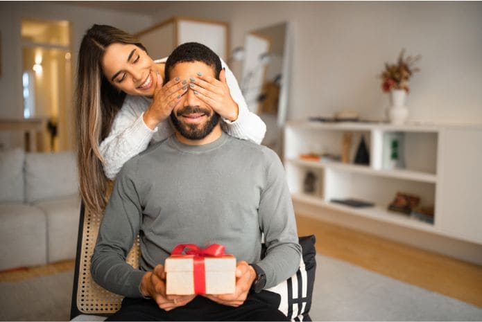 Homem recebendo presente da mulher