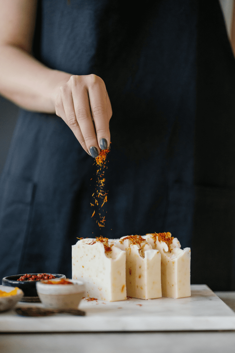 Mulher fazendo receita de sabonete artesanal